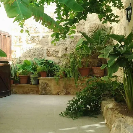 Mel192 - House Of Character - Private Entrance *