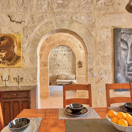 Mel192 - House Of Character - Private Entrance *